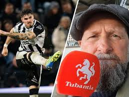 Het open WK T-rex-rennen in Enschede. Het wat? Gewoon: als dino verkleed  met een bot onder je arm langs terrassen hollen...