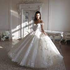 A Ballgown That Was Made For Twirling Discover The Renee Gown In Bio Demetriosbride Demetrios Demetriosbride Ballkleid Braut Hochzeitskleid Ballkleid
