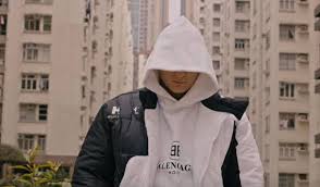Ich weiß noch wo wir saßen, wir redeten von kindern ich dacht es wär für immer, doch du schreibst nicht mehr zurück. Olexesh Magisch Pullover Olexesh S Outfit Und Style Enthullt
