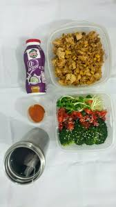 Marmita Saudavel Risoto De Frango Arroz Integral Milho Oregano Queijo Gorgonzola E Requeijao Salada D Risoto De Frango Tomate Italiano Salada De Brocolis