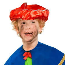 Zwarte pieten zwaaien naar demonstranten. Pietenmuts