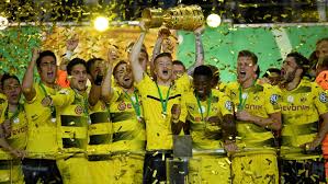 Die anderen nachgefertigten pokale auf dem markt sind entweder aus harz oder nicht graviert. Bundesliga Aubameyang On The Spot As Dortmund Win Dfb Cup Eintracht Frankfurt 1 2 Borussia Dortmund Dfb Cup Final 2017