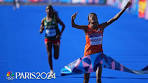 Sifan Hassan goes SHOULDER TO SHOULDER with Tigst ... - YouTube