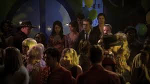 Une soirée dansante sur le thème des années 60 est prévue au lycée. The Last Dance The Vampire Diaries Wiki Fandom