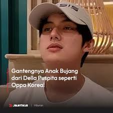 Don Aubrey Ken Daisuke, anak sulung Della Puspita, kini mencuri perhatian  warganet. Wajahnya yang mirip dengan oppa Korea membuatnya banyak disanjung  orang. Della Puspita sering membagikan potret ...