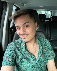 Today I feel bullied by my own kids and wife.. hahaha, they all said “Dida,  dont use hair wax today! Just let your hair be!!” Now I have to go to  MinangKapau