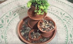 Elle Fait Tremper Des Pots En Terre Cuite Dans Une Chaudiere D Eau 1h Plus Tard C Est Si Beau Plantes Pot En Terre Cuite Jardin D Eau Et Fontaines Fait