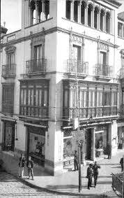 Huelva: Calle José Nogales, ante el antiguo Hotel Victoria año de 1946.