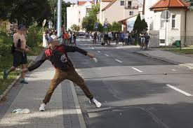 Do manifestacji doszło z powodu śmierci młodego mężczyzny, który zmarł po zatrzymaniu przez policję. Ssrd4axt7iohqm