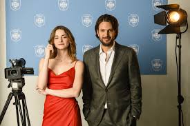 Emma wortelboer is a dutch television presenter who has worked for bnnvara since 2015.1 she grew up in manderveen and studied at het erasmus in almelo.2. Emma Wortelboer En Renze Klamer Presenteren De Nationale 2020 Test