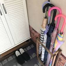 賃貸アパートの玄関って狭いことが多いですよね 今まで傘立てもなく下駄箱に引っ掛けたりして収納してました 不便なので小スペースでもおける傘立てを作りました 雨で濡れた傘も入れることができます 参考になったら嬉しいです 傘立て 傘立てdiy 収納 狭い
