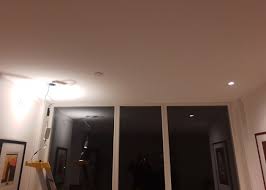 Sålenge du har en krok med grove gjenger så kan du henge ganske mye i bare. Montering Og Kobling Av Lysekrone Henge Opp Lysekrone I Tak