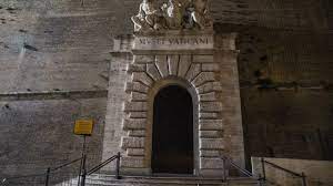 Roma Si Stacca Intonaco Da Ingresso Dei Musei Vaticani Turista Sotto Shock La Repubblica