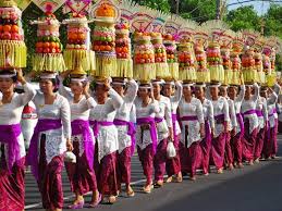 Pada hari raya pagerwesi kita sujud kepadanya, merenung dan memohon agar hidup kita ini direstuinya dengan kesentosaan, kemajuan. Bangun Benteng Diri Melalui Pagerwesi Pura Parahyangan Agung Jagatkartta Gunung Salak