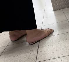 Candid arab feet 3 - ThisVid.com