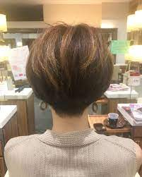 画像に含まれている可能性があるもの 1人以上 ハンサムショート ショートカット 襟足