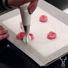 Cerf Dellier On Instagram Et Si Vous Realisiez Une Couronne De Meringue Fleurie Cette Video A Ete Insp Gateaux Couronne Meringue Gateaux Et Desserts