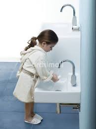 Engelliler ve yaşlılar oturarak ellerini ve ayaklarını yıkayabiliyor, rahatlıkla abdest alabiliyor. Vitra Family Cok Amacli Seramik Abdest Lavabosu 4445b003 0001