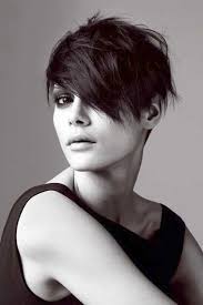 What hair cut suits round face? 10 Good Pixie Haircuts For Round Faces Pixie Cut Haircut For 2019