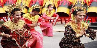 Kombinasi tarian yang memiliki gerakan dinamis. Tari Tarian Daerah Dan Propertinya