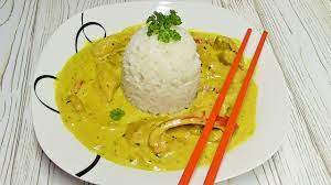 Vielleicht haben sie einmal lust der currysauce eine exotischere note zu geben, dann nehmen sie anstelle des ganzen apfels nur einen halben, dafür aber noch zwei aprikosen und eine halbe banane. Hahnchen Curry Mit Reis Youtube
