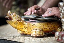 Calung merupakan alat musik tradisional yang cara memainkannya dengan dipukul. Kenali Budaya Indonesia Lewat 20 Alat Musik Tradisional Dari Berbagai Daerah