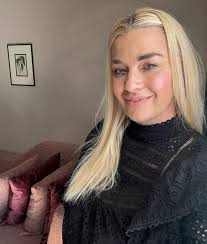 Neki dan obećala sam vam priču o ovim čizmama. Nekome lijepe, nekome ružne,  ali iza njih stoji jedna interesantna storija. Otkad znam za sebe, volim  ovu „čavlić“-peticu, takozvani „kitten-heel“. Ne samo zato