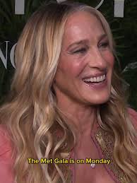 Sarah Jessica Parker al Met Gala 2024 con l'abito di Richard Quinn