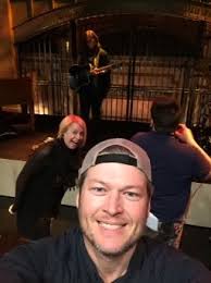 Blake Shelton Selfie Blake Shelton And Gwen Blake Shelton Blake Shelton Gwen Stefani