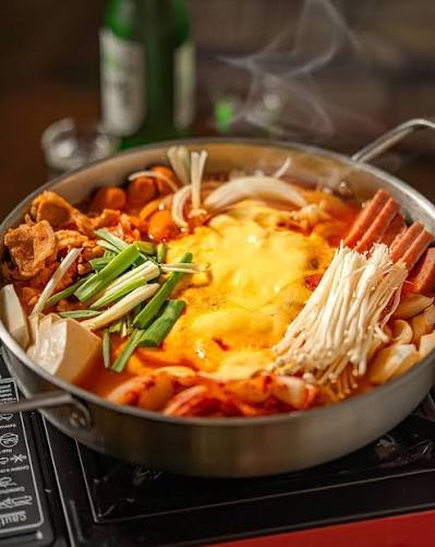 🍲 聚餐必备的温暖炸弹！【韩式部队锅】热辣登场！ 💥 今天想吃什么？当然是料多到要溢出来的部队锅！🤤✨ 它不仅仅是一锅汤，它是一个充满快乐的温暖聚会！🎉💕 🧀 一锅汇集所有美好： ✓ 劲道Q弹的拉面