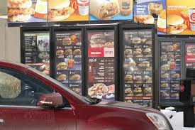 A mcdonald's és mccafé szendvics és wrap különlegességekkel, salátákkal, desszertekkel, széles üdítő és kávé kínálattal várja vendégeit éttermeiben. Mcdonald S Leidet An Der Aufgeblahten Speisekarte Wsj