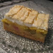 Den rhabarber waschen, in kleine stücke schneiden und mit 80 g zucker mischen. Rhabarberkuchen Mit Hefeteig Und Vanillepudding Rezept Frag Mutti
