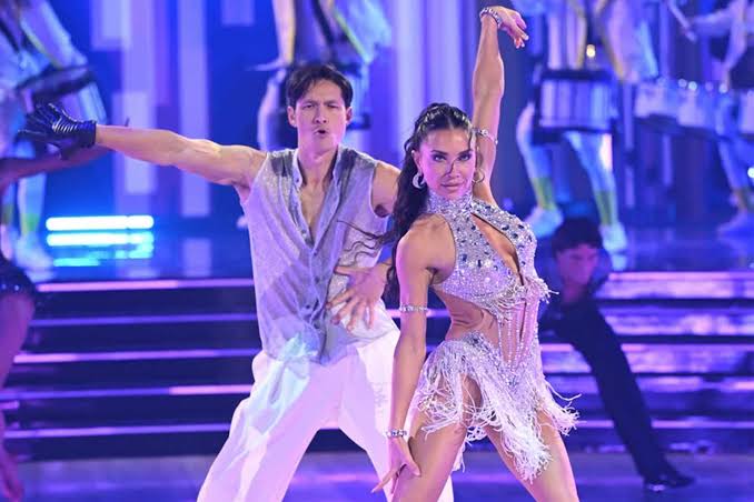 DWTS' pro Jenna Johnson and judge Carrie Ann Inaba have tense exchange