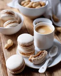 Celine On Instagram Des Macarons A La Cacahuete Pour Feter L Automne La Recette Est En Ligne Sur Le Blog Bonne Soiree A Tous Food Macarons Foodie