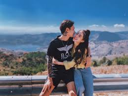 พิพลอย เน็ตไอดอล รถเก๋งเสียหลักชนเสาไฟก่อนพุ่งลงข้างทาง ริมถนนทางหลวงหมายเลข 11 ก่อนไปสิ้นใจที่ รพ. Vuk Dzwqilexom