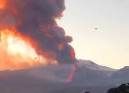 Etna, catania coperta di cenere. Eruzione Etna Il Vulcano Esplode Tra Lava E Fumo Chiuso L Aeroporto Di Catania