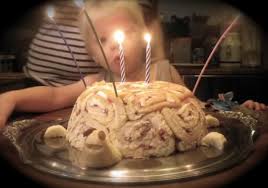 Schokolade, karamell und pekannüsse werden so hergestellt, dass sie zusammenpassen, und ihre aromen harmonieren perfekt in dieser atemberaubenden schokoladentorte. Schildkrote Kuchen Handmade Kultur