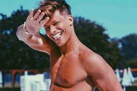 Mercoledì 8 gennaio in prima serata, alfonso signorini darà inizio alla quarta edizione del reality. Chi E Denis Dosio Vita E Carriera Del Concorrente Del Grande Fratello Vip