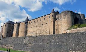 Le Chateau Fort De Sedan C Est Le Plus Grand Chateau Fort D Europe Avec 35 000 M Sur Sept Niveaux Situe Penda Chateau Fort European Castles Champagne Ardenne
