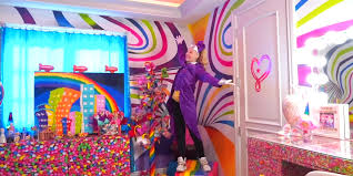 Siwa says she loves that her house has a yard because so many californian properties don't have. Jojo Siwa S Bedroom In Her New House Is Filled With 4 000 Pounds Of Candy