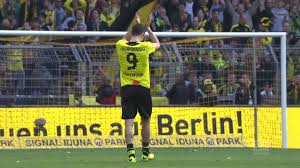 Czternaście bramek w połowie sezonu kwalifikuje go na pierwszym. Legend Lewandowski Receives Rapturous Send Off At Dortmund Youtube