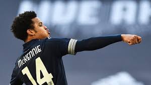 Футболист — футболист, футболиста, муж. Futbolist Yuventusa Makkeni Ustroil Vecherinku Vo Vremya Lokdauna V Chisle Gostej Byl Dibala