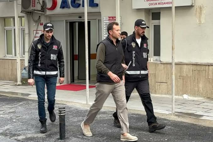 Hakemler dosyası” soruşturmasında gözaltına alınan Süper Lig hakemi Yasin  Kol ve yardımcı hakem Göktuğ Hazar Erel, emniyetteki işlemlerinin ardından  adliyeye sevk edildi.