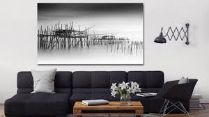 Le salon noir et blanc ou le salon décoré en gris sont des solutions d'intérieur que peu de gens osent. Quel Cadre Deco Avec Un Canape Gris Blog Izoa