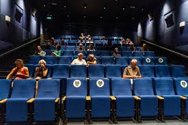 Omdat het geluid in de bioscoop kan oplopen tot ruim boven de 100 decibel raden wij aan tijdens de film oordopjes in te doen. Publiek Mijdt Bioscopen Ook Nu Er Weer Plek Is Binnenland Ad Nl