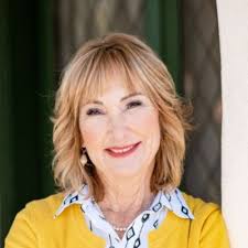 Hi everyone! I am so excited to share that I will be graduating Cum Laude  with a degree in Marketing from the University of Arizona & Eller College  of Management this Friday!