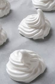 La Petite Meringue A La Francaise Inratable Desserts Desserts With Biscuits Cake Desserts