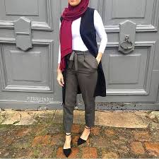 Seperti baju muslim gaya yang menonjolkan kesan modern dengan perpaduan warna serta teknik potongan yang begitu serasi. Facebook