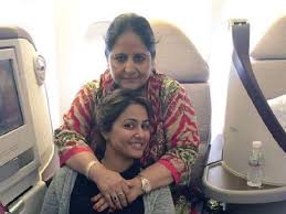 Yeh rishta kya kehlata hai actress was very close to her father and she often shared pictures with her father on social media. Bigg Boss 11 S Hina Khan Gets Scolding From Mother For Keeping Room Untidy Watch What Happened Next Tv News India Tv
