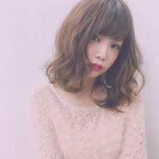 前髪あり ミディアムパーマは厚めバングで 小顔ヘアをいただき ミディアムパーマは顔まわりにボリューム感を持たせてくれるので フェイスラインを隠しつつ小 顔に見せることができます 厚めの前髪でお顔の面積をより小さく見せることができますよ ヘア